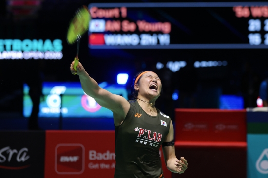 안세영(삼성생명·세계랭킹 1위)은 11일(한국시간) 말레이시아 쿠알라룸푸르에 있는 악사이타 아레나에서 열린 2026 세계배드민턴연맹(BWF) 월드투어 말레이시아 오픈(슈퍼 1000) 여자 단식 결승전에서 중국의 왕즈이(세계랭킹 2위)를 게임스코어 2-0(21-15 24-22)으로 제압하고 우승을 차지했다. 이날 우승으로 안세영은 월드투어 타이틀 갯수를 33개로 늘리면서 대만 레전드 다이쯔잉(32개)를 넘어서고 배드민턴 여자 단식 월드투어 통산 우승 횟수 역대 2위로 올라섰다. 1위는 인도네시아 전설이자 역대 최고의 배드민턴 여자 단식 선수인 수지 수산티(39개)가 보유 중이다. 연합뉴스