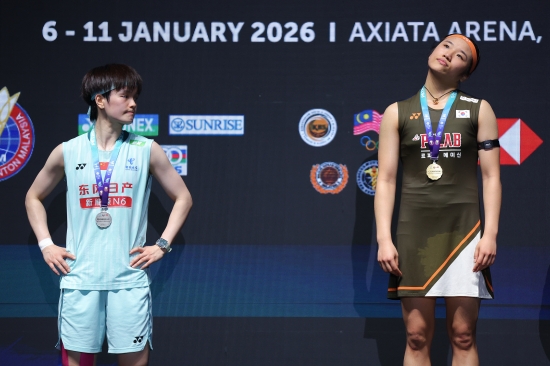 배드민턴 여자 단식 세계랭킹 1위 안세영이 지난 11일 말레이시아 쿠알라룸푸르에 있는 악사이타 아레나에서 열린 2026 세계배드민턴연맹(BWF) 월드투어 말레이시아 오픈(슈퍼 1000) 여자 단식 결승전에서 세계랭킹 2위 중국의 왕즈이를 게임 스코어 2-0으로 제압, 새해 첫 대회에서 정상에 올랐다. 사진 연합뉴스