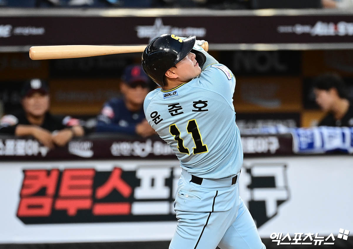 상무 입대 동기이자 룸메이트, 운동 메이트였던 LG 트윈스 이재원과 두산 베어스 윤준호가 2026시즌 잠실 라이벌로 마주하게 됐다. 엑스포츠뉴스 DB