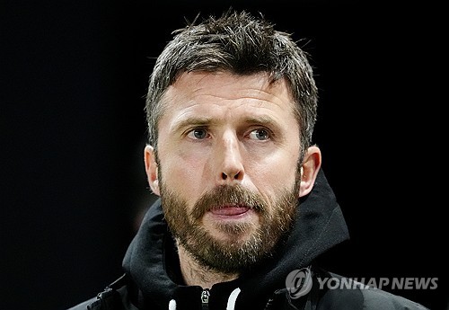 영국 유력지 가디언은 11일(한국시간) 마이클 캐릭이 맨체스터 유나이티드 임시 감독 후보 1순위로 떠올랐다고 보도했다. 맨유는 2024년 11월부터 팀을 이끌던 후벵 아모림 감독과 지난 5일 결별하면서 새로운 사령탑을 찾고 있다. 당초 맨유의 새로운 사령탑으로 유력했던 지도자는 올레 군나르 솔샤르 감독이었으나 최근 맨유 수뇌부는 캐릭 감독과 면담을 나눈 후 캐릭 감독을 선임하는 쪽으로 기울고 있는 것으로 알려졌다. 연합뉴스