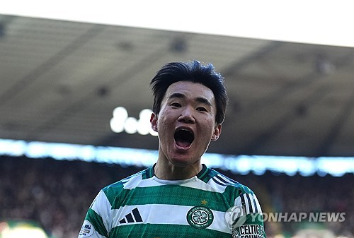 스코틀랜드 명문 셀틱의 양현준이 그야말로 미친 활약을 펼치며 현지를 뜨겁게 달구고 있다. 감독이 교체되는 어수선한 상황에서도 보란 듯이 결승골을 터뜨리며 팀의 중심에 섰다. 팬들은 그를 전설적인 스타 호나우지뉴에 빗대며 '양나우지뉴'라는 찬사를 보내고 있다. 연합뉴스