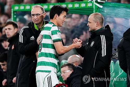 스코틀랜드 명문 셀틱의 양현준이 그야말로 미친 활약을 펼치며 현지를 뜨겁게 달구고 있다. 감독이 교체되는 어수선한 상황에서도 보란 듯이 결승골을 터뜨리며 팀의 중심에 섰다. 팬들은 그를 전설적인 스타 호나우지뉴에 빗대며 '양나우지뉴'라는 찬사를 보내고 있다. 연합뉴스