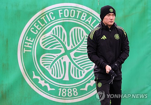 스코틀랜드 명문 셀틱의 양현준이 그야말로 미친 활약을 펼치며 현지를 뜨겁게 달구고 있다. 감독이 교체되는 어수선한 상황에서도 보란 듯이 결승골을 터뜨리며 팀의 중심에 섰다. 팬들은 그를 전설적인 스타 호나우지뉴에 빗대며 '양나우지뉴'라는 찬사를 보내고 있다. 연합뉴스