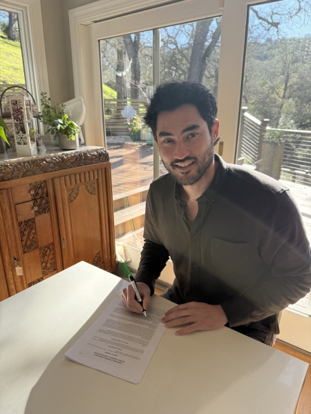 SSG 랜더스가 2026시즌 스프링캠프 출국을 앞두고 외국인 투수를 긴급 교체할 예정이다. 드류 앤더슨 자리를 채우고자 영입한 드류 버하겐이 메디컬 테스트 과정에서 문제가 생긴 까닭이다. SSG 구단 관계자는 12일 '버하겐 선수가 메디컬 테스트 과정에서 문제가 생겼다. 우리 팀 합류가 어려운 것으로 방향이 잡혔다'라고 밝혔다. SSG 구단은 앞서 2025시즌 기존 외국인 투수 미치 화이트와 타자 기예르모 에레디아와 재계약했다. SSG는 화이트(사진)와 총액 120만 달러, 에레디아와 총액 130만 달러에 재계약 도장을 찍은 상황이다. SSG 랜더스