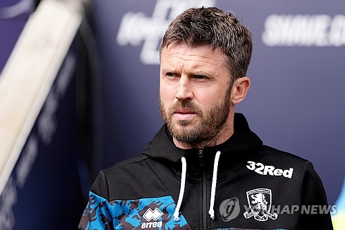 위기에 빠진 맨체스터 유나이티드(맨유)가 남은 시즌을 책임질 소방수로 마이클 캐릭을 낙점한 분위기다. 동시에 다음 시즌부터 팀을 재건할 정식 감독 후보로는 스페인 레전드 사비 에르난데스가 거론되고 있다. 맨유 경영진인 오마르 베라다 최고경영자와 제이슨 윌콕스 테크니컬 디렉터는 2026-2027시즌부터 팀을 이끌 정식 감독 선임에 집중할 계획이며 바르셀로나의 전설 사비 에르난데스가 유력한 후보로 떠올랐다. 연합뉴스