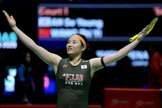 세계랭킹 1위 안세영은 지난 11일 말레이시아 쿠알라룸푸르에 있는 악사이타 아레나에서 열린 2026 세계배드민턴연맹 월드투어 말레이시아 오픈 여자 단식 결승전에서 2위 중국의 왕즈이를 게임스코어 2-0으로 제압하고 우승을 차지했다. 이 경기를 중계하던 영국 유명해설가 질리언 클라크는 '우린 지금 아주 특별한 선수를 보고 있다'고 극찬했다. 연합뉴스