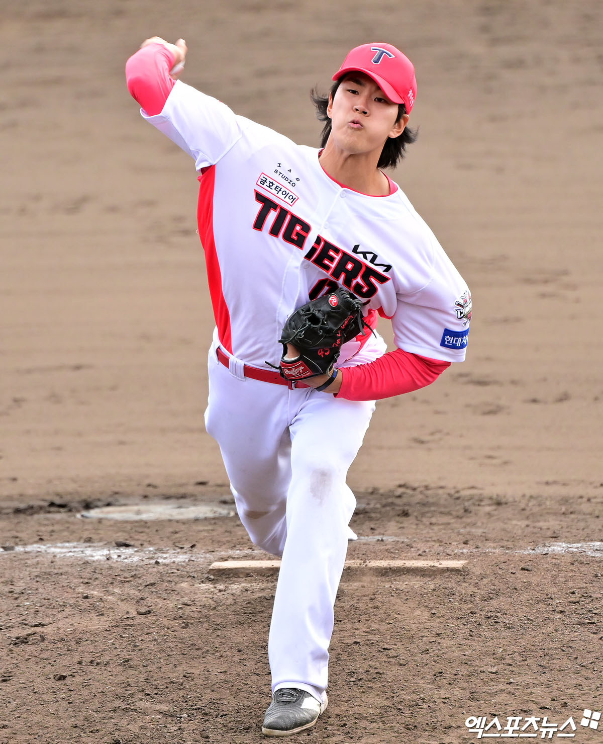 27일 오후 일본 오키나와 킨 구장에서 열린 LG 트윈스와 KIA 타이거즈의 연습경기, 8회초 KIA 홍원빈이 공을 힘차게 던지고 있다. 엑스포츠뉴스 DB