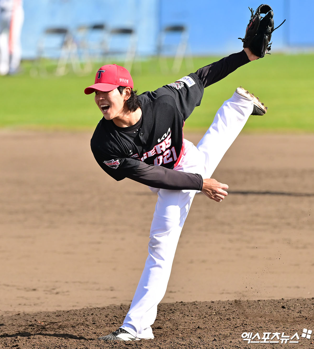 2일 오후 일본 오키나와 온나손 아카마 구장에서 열린 KIA 타이거즈와 삼성 라이온즈의 연습경기, 8회말 KIA 홍원빈이 공을 힘차게 던지고 있다. 엑스포츠뉴스 DB