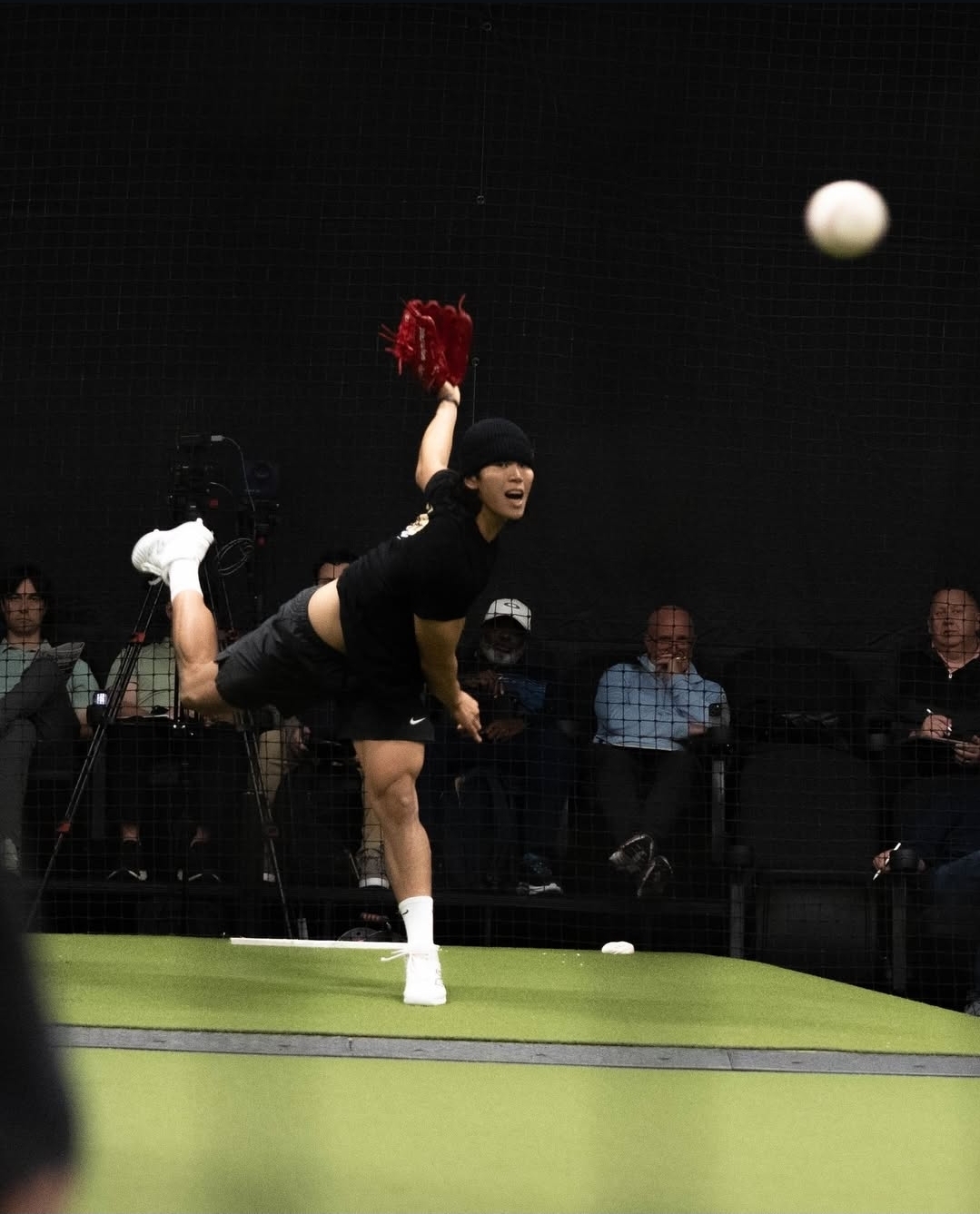 미국 노스캐롤라이나주 샬럿에 위치한 야구 전문 트레이닝 센터 '트레드 애슬레틱'은 지난 10일 공식 유튜브 채널과 인스타그램을 통해 여러 투수들의 투구 영상을 공개했다. 홍원빈도 모습을 드러냈다. 트레드 애슬레틱 SNS