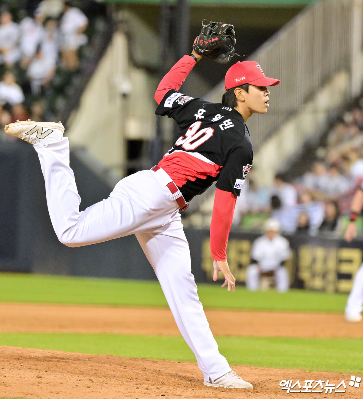 3일 오후 서울 송파구 잠실야구장에서 열린 '2025 신한 SOL Bank KBO리그' KIA 타이거즈와 두산 베어스의 경기, 9회말 KIA 홍원빈이 공을 힘차게 던지고 있다. 엑스포츠뉴스 DB