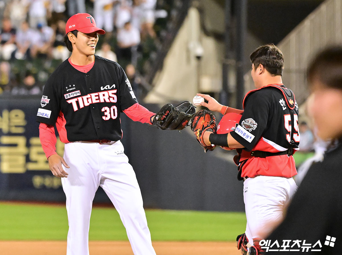 3일 오후 서울 송파구 잠실야구장에서 열린 '2025 신한 SOL Bank KBO리그' KIA 타이거즈와 두산 베어스의 경기, KIA가 양현종의 호투와 오선우의 결승타에 힘입어 두산에 11:3으로 승리했다.  이날 경기에서 승리한 KIA 선수들이 기뻐하고 있다. 엑스포츠뉴스 DB