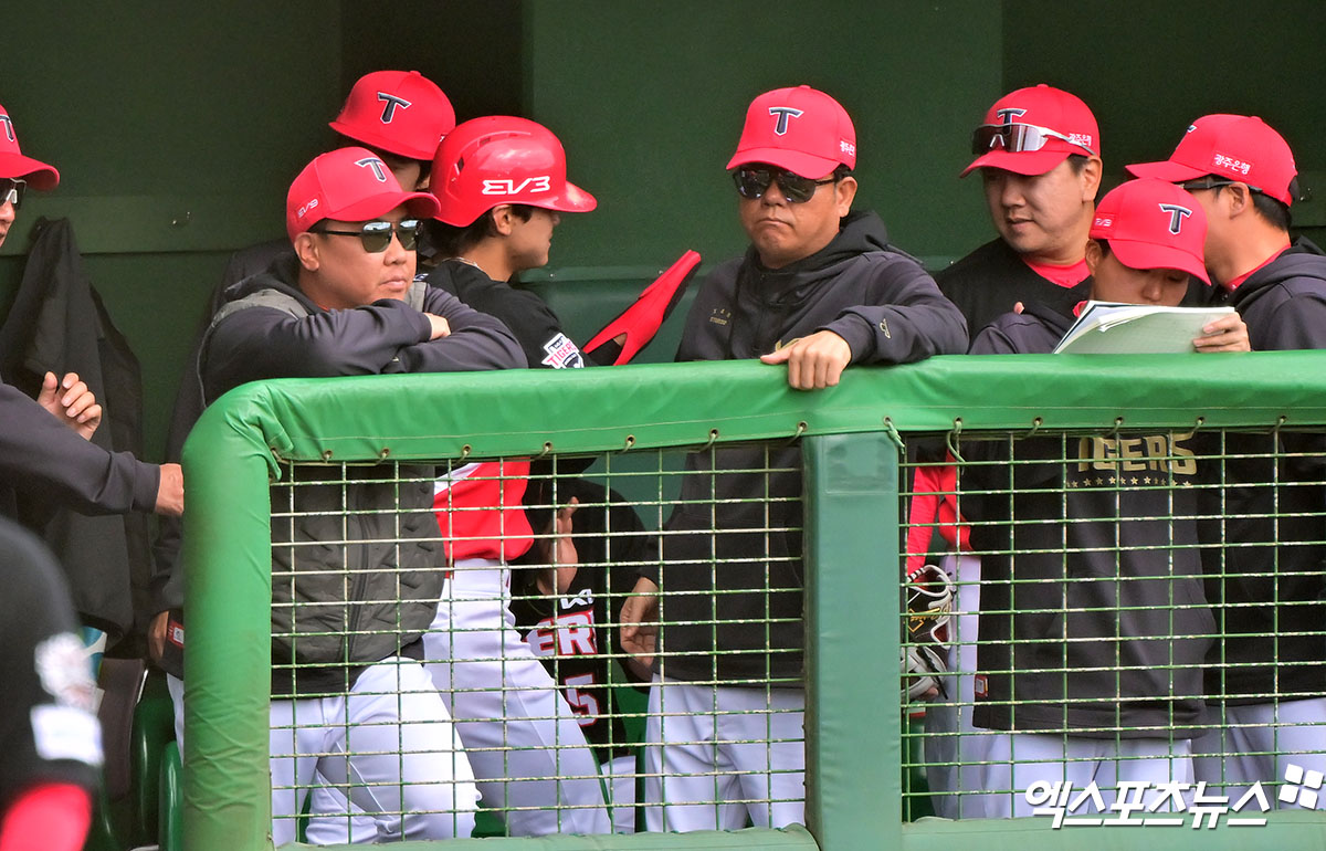 22일 오후 일본 오키나와 코자 신킨 스타디움에서 열린 KIA 타이거즈와 히로시마 도요카프의 연습경기, 3회초 2사 1루 KIA 김도영이 변우혁의 1타점 2루타때 득점에 성공한 후 더그아웃에서 하이파이브를 하고 있다. 엑스포츠뉴스 DB