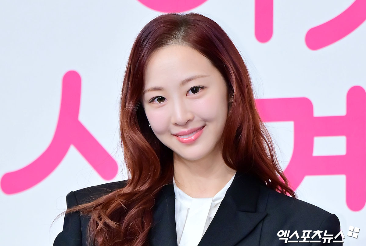 배우 김다솜이 포즈를 취하고 있다.