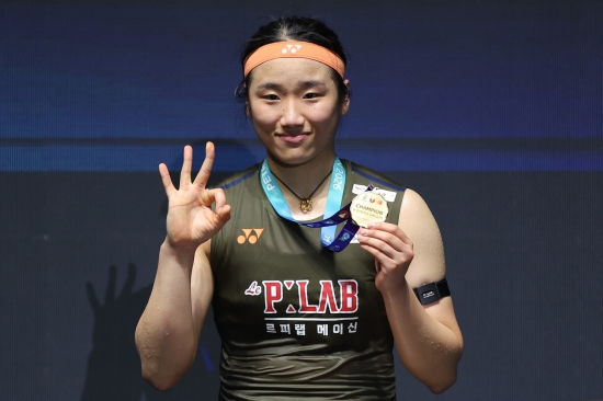 13일 개막한 세계배드민턴연맹(BWF) 인도 오픈에서 안세영이 역대급 대진운을 받아들었다. 중국의 세계랭킹 톱랭커 3총사인 왕즈이, 천위페이, 한웨를 결승까지 모두 피한 것에 이어 세계 12위인 178cm 장신 공격수 가오팡제도 1회전 경기 도중 기권했기 때문이다. 가오팡제는 큰 키를 이용한 스매시가 일품인데 안세영은 지난해 10월 프랑스 오픈 8강에서 가오팡제에 적지 않게 고전했다. 가오팡제는 당초 이번 대회 4강에서 안세영 만날 후보로 여겨졌다. 연합뉴스