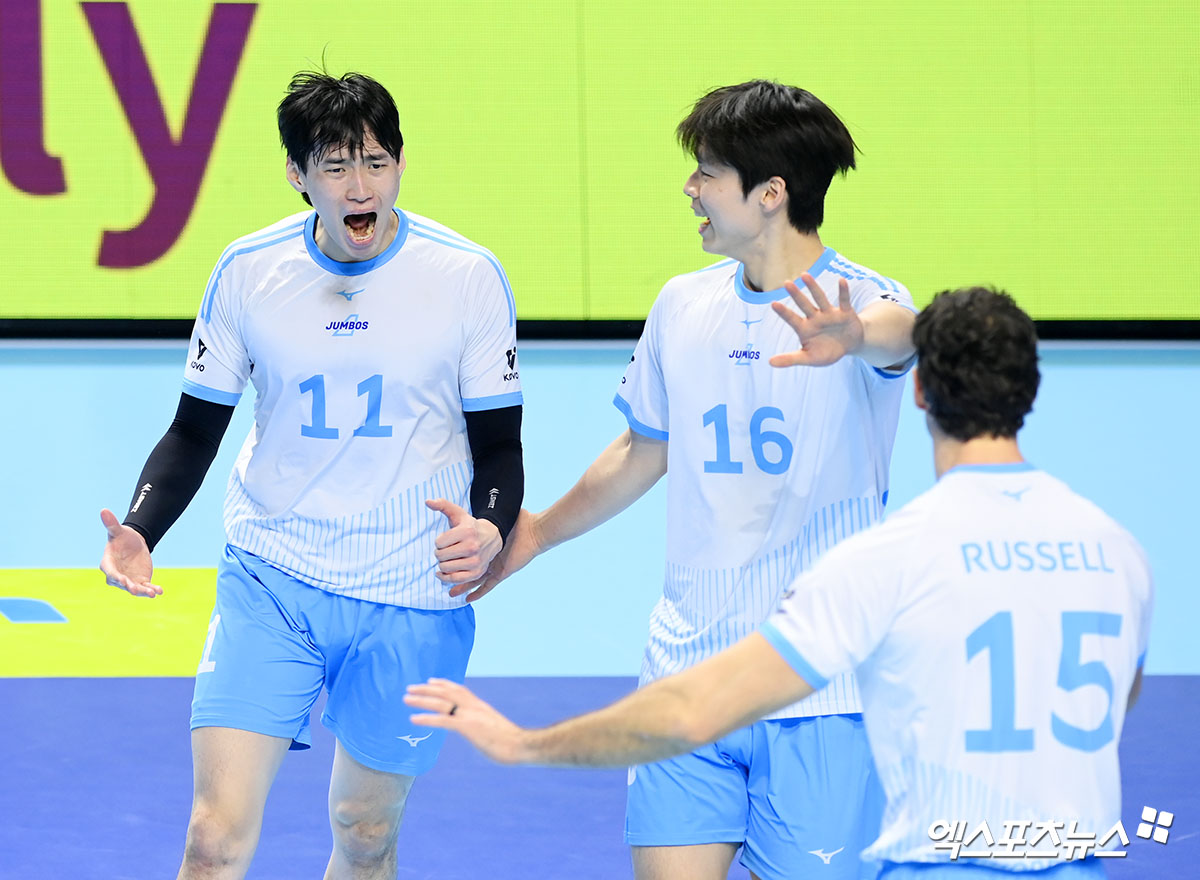 13일 오후 인천 계양체육관에서 열린 '진에어 2025-2026 V-리그' 대한항공과 OK저축은행의 경기, 대한항공 김선호가 득점한 뒤 기뻐하고 있다. 인천, 고아라 기자