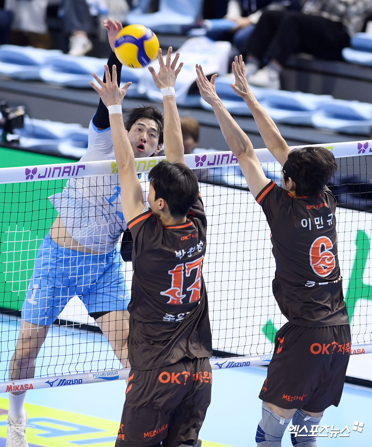13일 오후 인천 계양체육관에서 열린 '진에어 2025-2026 V-리그' 대한항공과 OK저축은행의 경기, 대한항공 김선호가 공격을 시도하고 있다. 인천, 고아라 기자