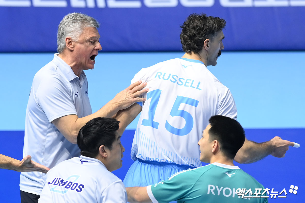 13일 오후 인천 계양체육관에서 열린 '진에어 2025-2026 V-리그' 대한항공과 OK저축은행의 경기, 대한항공 헤난 감독, 러셀이 득점한 뒤 기뻐하고 있다. 인천, 고아라 기자