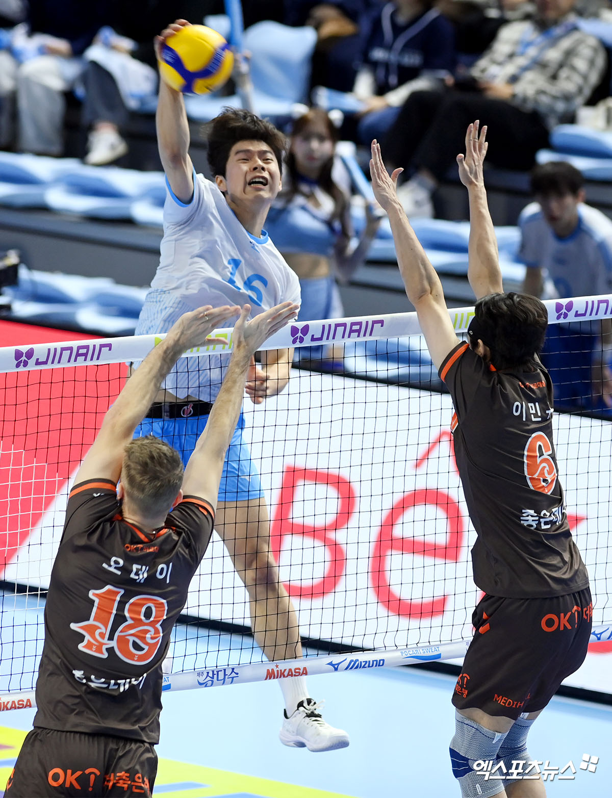 13일 오후 인천 계양체육관에서 열린 '진에어 2025-2026 V-리그' 대한항공과 OK저축은행의 경기, 대한항공 정한용이 공격을 시도하고 있다. 인천, 고아라 기자