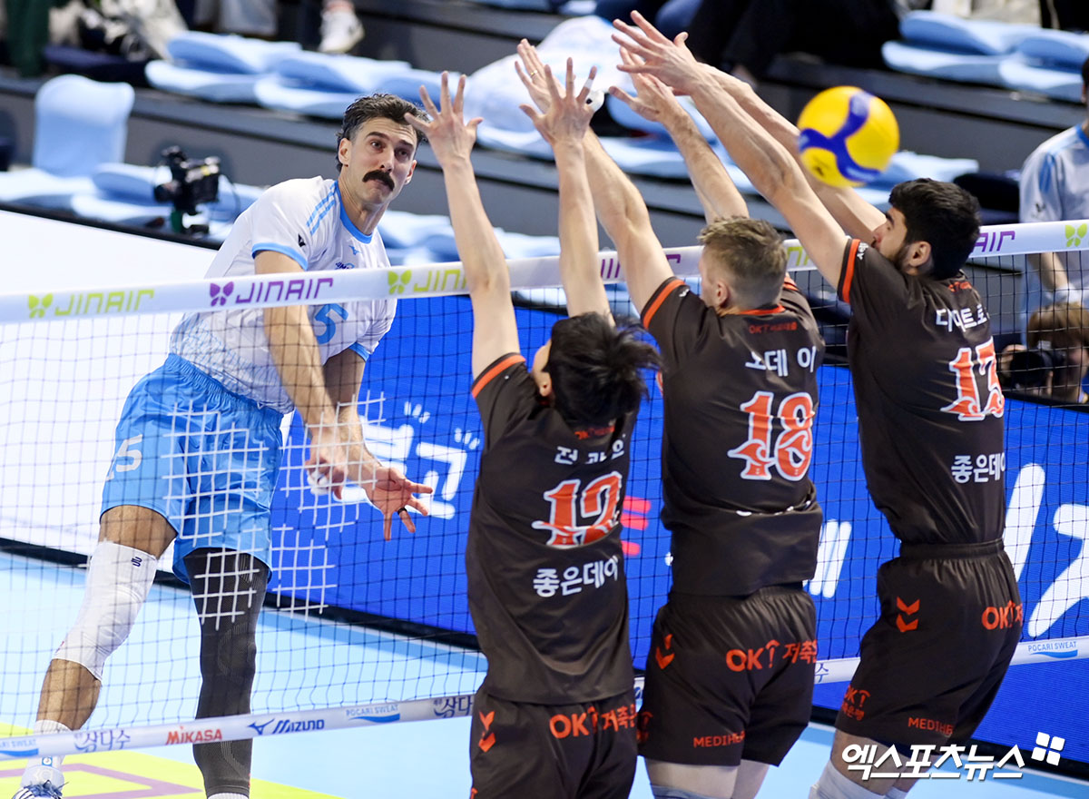 13일 오후 인천 계양체육관에서 열린 '진에어 2025-2026 V-리그' 대한항공과 OK저축은행의 경기, 대한항공 러셀이 공격을 시도하고 있다. 인천, 고아라 기자