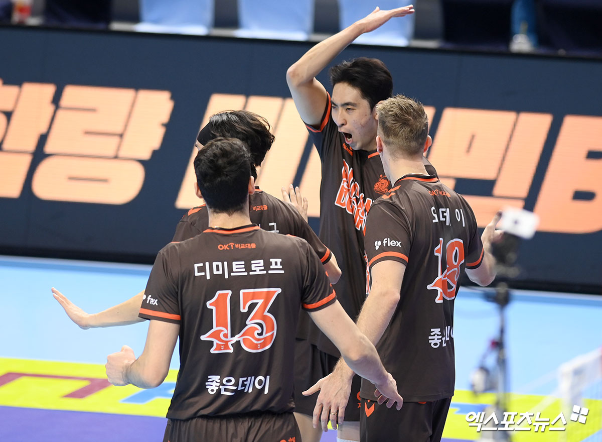 13일 오후 인천 계양체육관에서 열린 '진에어 2025-2026 V-리그' 대한항공과 OK저축은행의 경기, OK저축은행 차지환이 득점한 뒤 기뻐하고 있다. 인천, 고아라 기자