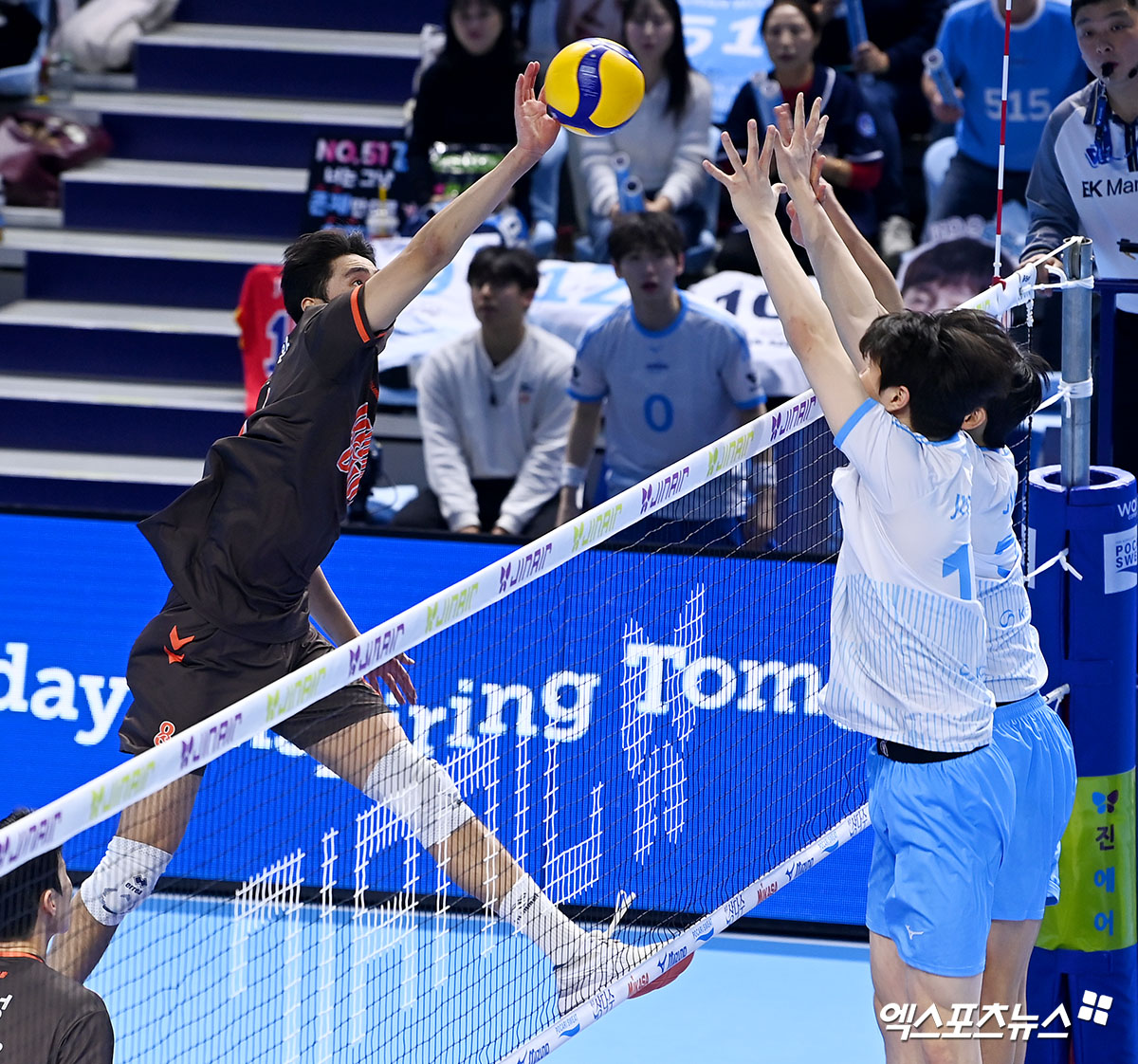 13일 오후 인천 계양체육관에서 열린 '진에어 2025-2026 V-리그' 대한항공과 OK저축은행의 경기, OK저축은행 차지환이 공격을 시도하고 있다. 인천, 고아라 기자