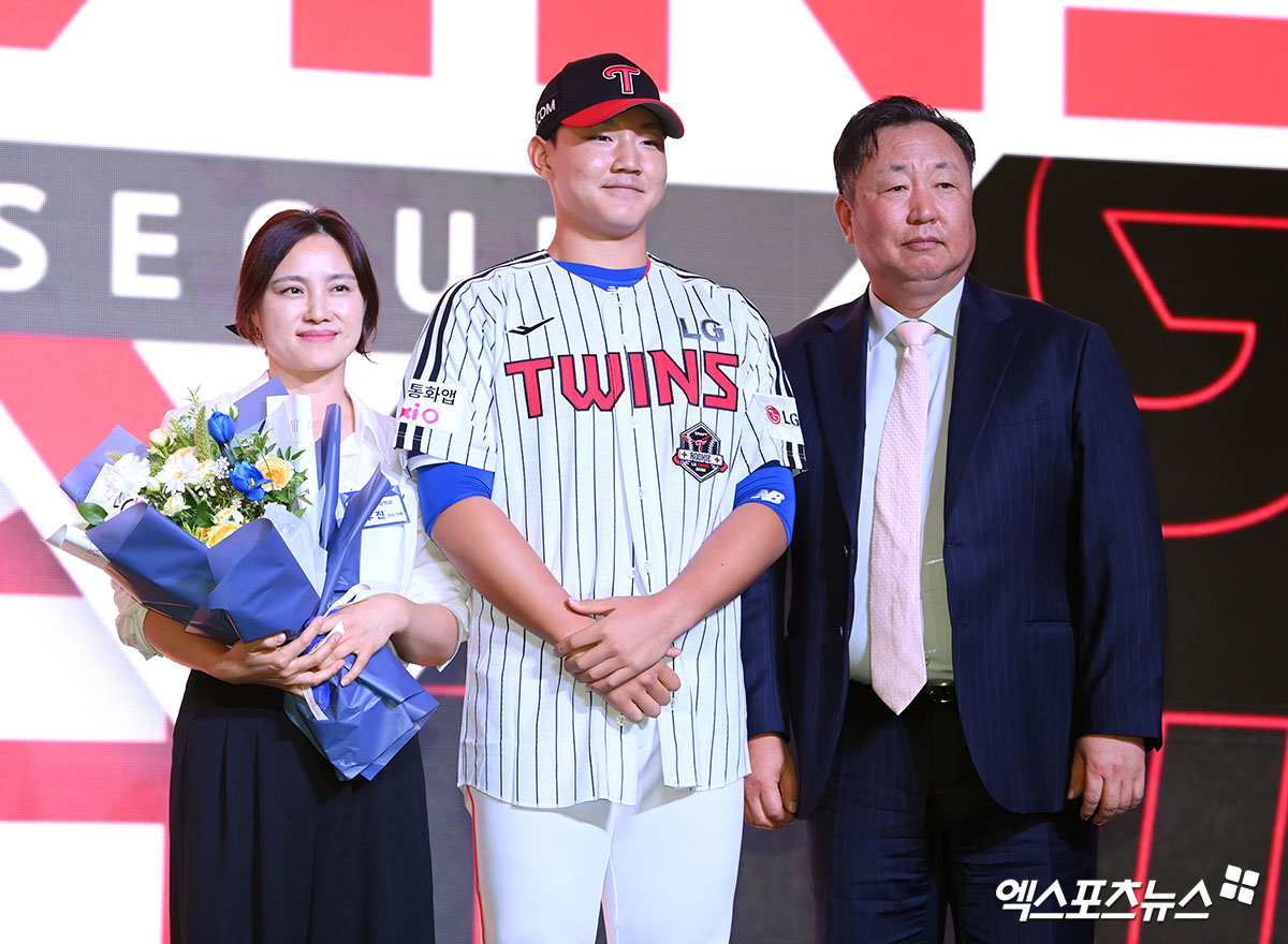지난해 9월  17일 오후 서울 송파구 롯데호텔 월드에서 열린 '2026 KBO 신인 드래프트'에 참석한 LG 트윈스에서 양우진(경기항공고)이 1라운드 8순위로 지명된 뒤 기념 촬영을 하고 있다. 엑스포츠뉴스 DB