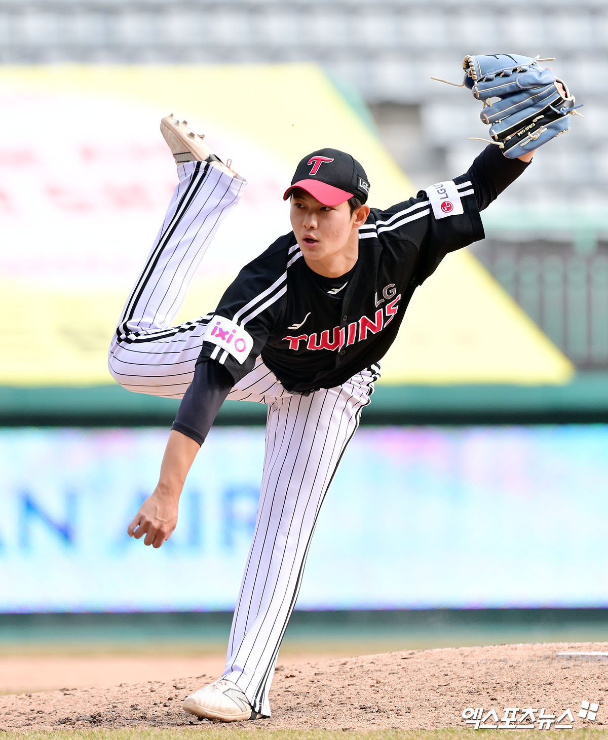 지난해 3월 15일 오후 인천SSG랜더스필드에서 열린 '2025 신한 SOL Bank KBO리그' LG 트윈스와 SSG 랜더스의 시범경기, 9회말 LG 김영우가 공을 힘차게 던지고 있다. 엑스포츠뉴스 DB