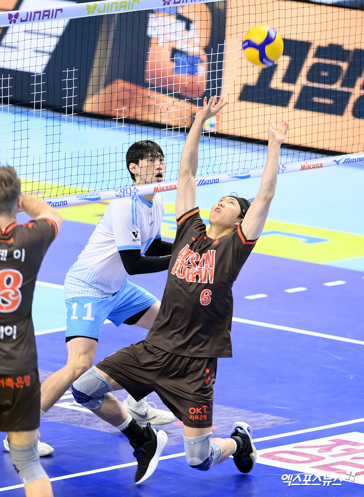 13일 오후 인천 계양체육관에서 열린 '진에어 2025-2026 V-리그' 대한항공과 OK저축은행의 경기, OK 이민규가 디그를 시도하고 있다. 인천, 고아라 기자