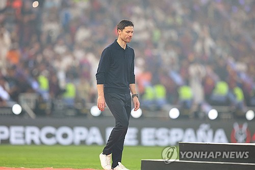 레알 마드리드 레전드 출신 감독 사비 알론소의 지시를 거부했던 킬리안 음바페가 알론소 감독 사임 후 공개적으로 작별 메시지를 전했다. 음바페는 자신의 SNS에 알론소 감독과 두 손을 맞잡은 사진을 게시하며 '짧은 시간이었지만 당신을 위해 뛰고 당신에게서 배울 수 있어 기뻤다. 첫날부터 나를 믿어줘서 고맙다'라고 적었다. 연합뉴스