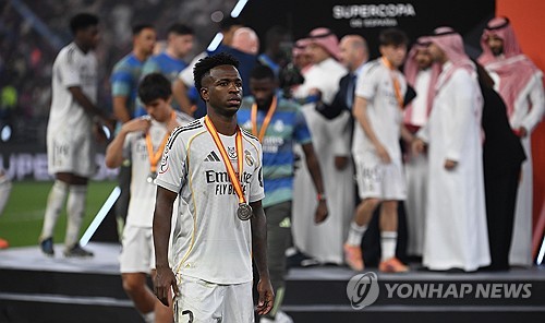 레알 마드리드 레전드 출신 감독 사비 알론소의 지시를 거부했던 킬리안 음바페가 알론소 감독 사임 후 공개적으로 작별 메시지를 전했다. 음바페는 자신의 SNS에 알론소 감독과 두 손을 맞잡은 사진을 게시하며 '짧은 시간이었지만 당신을 위해 뛰고 당신에게서 배울 수 있어 기뻤다. 첫날부터 나를 믿어줘서 고맙다'라고 적었다. 연합뉴스