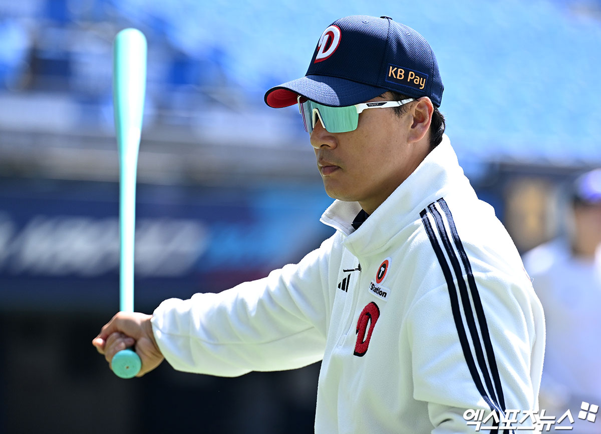 이승엽 전 감독이 2026시즌 요미우리 자이언츠 1군 타격코치 부임을 앞두고 본인 SNS 계정을 통해 새해 다짐을 전달했다. 이 전 감독은 2023시즌 두산 사령탑 부임 뒤 2년 연속 가을야구 진출을 이끌었다. 하지만 이 전 감독은 2025시즌 초반부터 팀 성적 부진이 이어지자 중도 자진 사퇴를 선택했다. 이 전 감독은 지난해 가을 요미우리 가을 캠프에 인스트럭터로 참가한 뒤 정식 코치 제안을 받아 이를 수락했다. 엑스포츠뉴스 DB