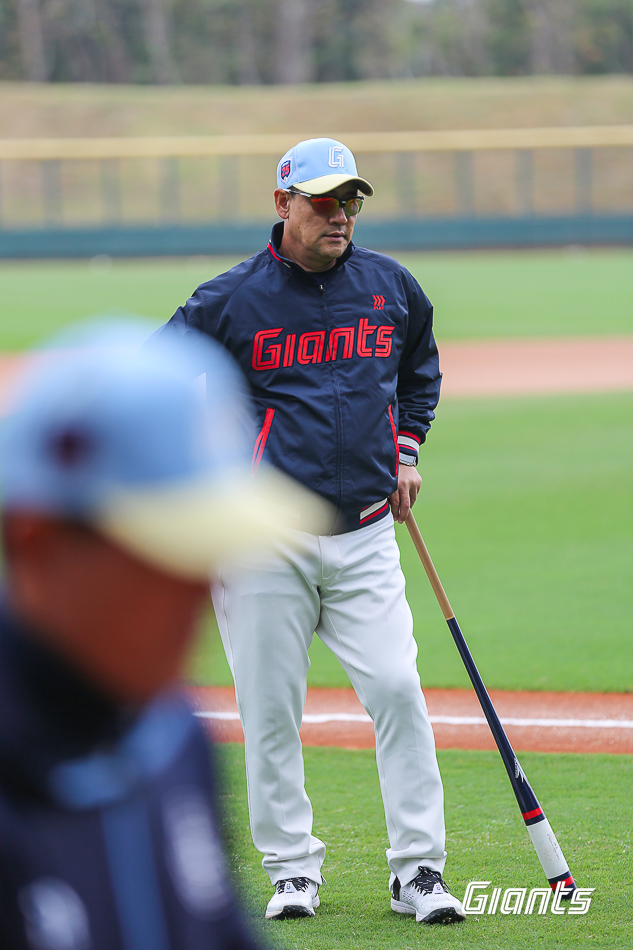 롯데 자이언츠 구단에 따르면 김민재 코치가 1월 14일 향년 53세를 일기로 별세했다. 김민재 코치는 롯데 입단 2년 차인 1992년 한국시리즈 우승 엔트리에 포함돼 여전히 롯데의 마지막 한국시리즈 우승 멤버로 남아 있다. 김민재 코치는 1999년 플레이오프 7차전에선 한국시리즈 진출을 이끄는 연장 11회 결승 2루타를 때리기도 했다. 김민재 코치는 2006년 월드베이스볼클래식 초대 대회 한국 야구대표팀 멤버로 4강 진출에 힘을 보탰다. 김민재 코치는 2009년 현역 은퇴 이후 쉬지 않고 프로 지도자 생활을 이어왔다. 김민재 코치는 2025시즌까지 롯데 선수단을 지도했다. 2026시즌에도 드림팀 수석코치를 맡을 예정이었지만 병세가 악화돼 끝내 세상을 떠났다. 롯데 자이언츠