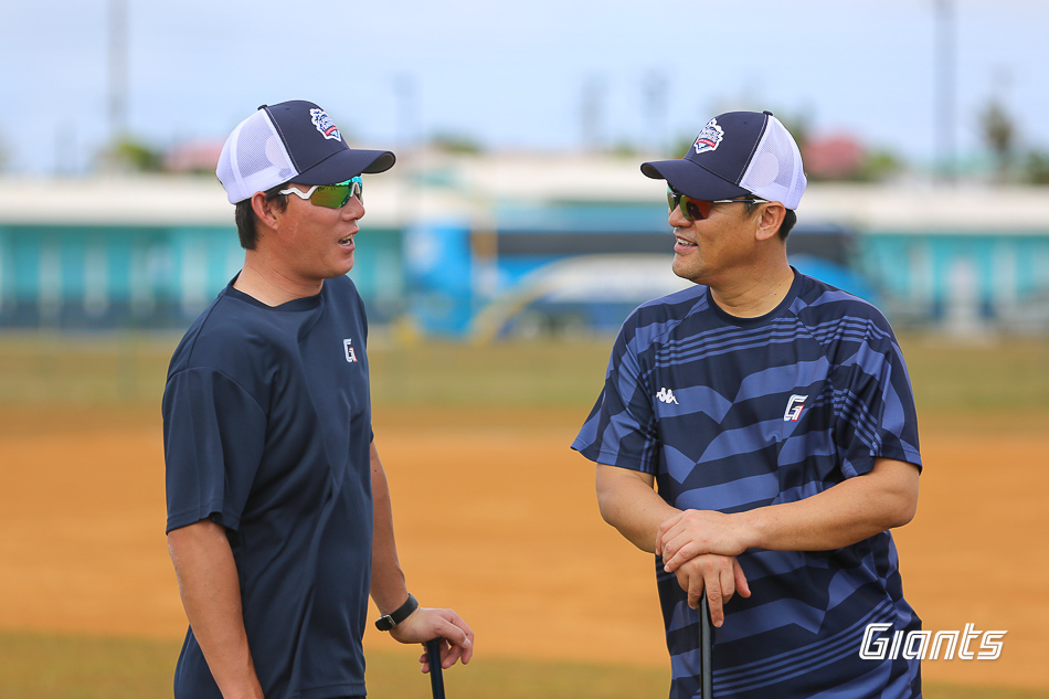 롯데 자이언츠 구단에 따르면 김민재 코치(사진 오른쪽)가 1월 14일 향년 53세를 일기로 별세했다. 김민재 코치는 롯데 입단 2년 차인 1992년 한국시리즈 우승 엔트리에 포함돼 여전히 롯데의 마지막 한국시리즈 우승 멤버로 남아 있다. 김민재 코치는 1999년 플레이오프 7차전에선 한국시리즈 진출을 이끄는 연장 11회 결승 2루타를 때리기도 했다. 김민재 코치는 2006년 월드베이스볼클래식 초대 대회 한국 야구대표팀 멤버로 4강 진출에 힘을 보탰다. 김민재 코치는 2009년 현역 은퇴 이후 쉬지 않고 프로 지도자 생활을 이어왔다. 김민재 코치는 2025시즌까지 롯데 선수단을 지도했다. 2026시즌에도 드림팀 수석코치를 맡을 예정이었지만 병세가 악화돼 끝내 세상을 떠났다. 롯데 자이언츠