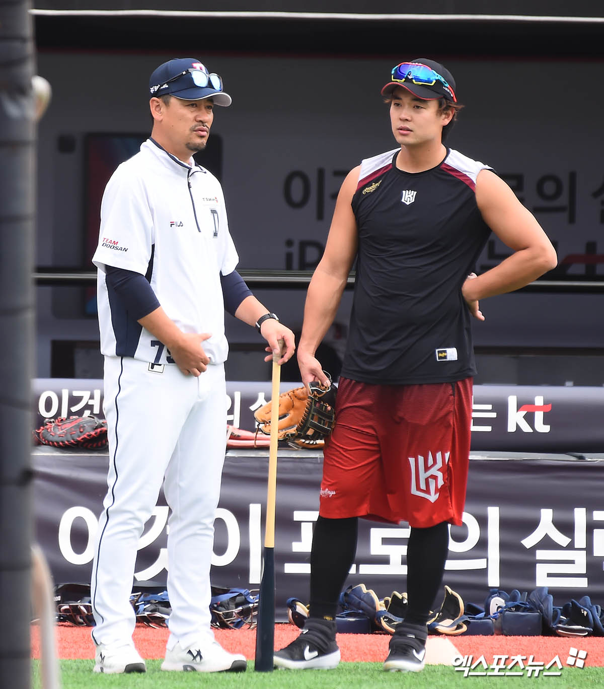 롯데 자이언츠 구단에 따르면 김민재 코치(사진 왼쪽)가 1월 14일 향년 53세를 일기로 별세했다. 김민재 코치는 롯데 입단 2년 차인 1992년 한국시리즈 우승 엔트리에 포함돼 여전히 롯데의 마지막 한국시리즈 우승 멤버로 남아 있다. 김민재 코치는 1999년 플레이오프 7차전에선 한국시리즈 진출을 이끄는 연장 11회 결승 2루타를 때리기도 했다. 김민재 코치는 2006년 월드베이스볼클래식 초대 대회 한국 야구대표팀 멤버로 4강 진출에 힘을 보탰다. 김민재 코치는 2009년 현역 은퇴 이후 쉬지 않고 프로 지도자 생활을 이어왔다. 김민재 코치는 2025시즌까지 롯데 선수단을 지도했다. 2026시즌에도 드림팀 수석코치를 맡을 예정이었지만 병세가 악화돼 끝내 세상을 떠났다. 엑스포츠뉴스 DB