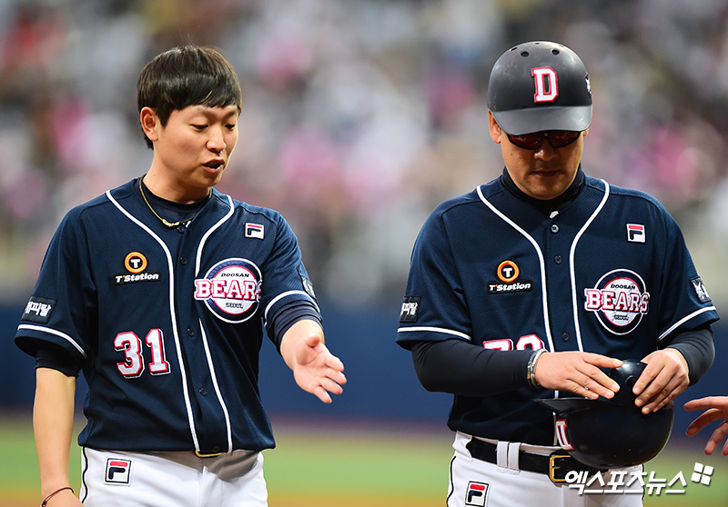 롯데 자이언츠 구단에 따르면 김민재 코치(사진 오른쪽)가 1월 14일 향년 53세를 일기로 별세했다. 김민재 코치는 롯데 입단 2년 차인 1992년 한국시리즈 우승 엔트리에 포함돼 여전히 롯데의 마지막 한국시리즈 우승 멤버로 남아 있다. 김민재 코치는 1999년 플레이오프 7차전에선 한국시리즈 진출을 이끄는 연장 11회 결승 2루타를 때리기도 했다. 김민재 코치는 2006년 월드베이스볼클래식 초대 대회 한국 야구대표팀 멤버로 4강 진출에 힘을 보탰다. 김민재 코치는 2009년 현역 은퇴 이후 쉬지 않고 프로 지도자 생활을 이어왔다. 김민재 코치는 2025시즌까지 롯데 선수단을 지도했다. 2026시즌에도 드림팀 수석코치를 맡을 예정이었지만 병세가 악화돼 끝내 세상을 떠났다. 엑스포츠뉴스 DB