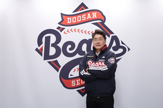 두산 베어스가 2026시즌 코칭스태프 보직을 확정해 14일 공식 발표했다. 두산은 팀과 인연이 있었던 전형도 코치와 윤명준 코치를 영입해 각각 퓨처스팀 수비코치와 잔류군 코치로 임명했다. 두산 베어스