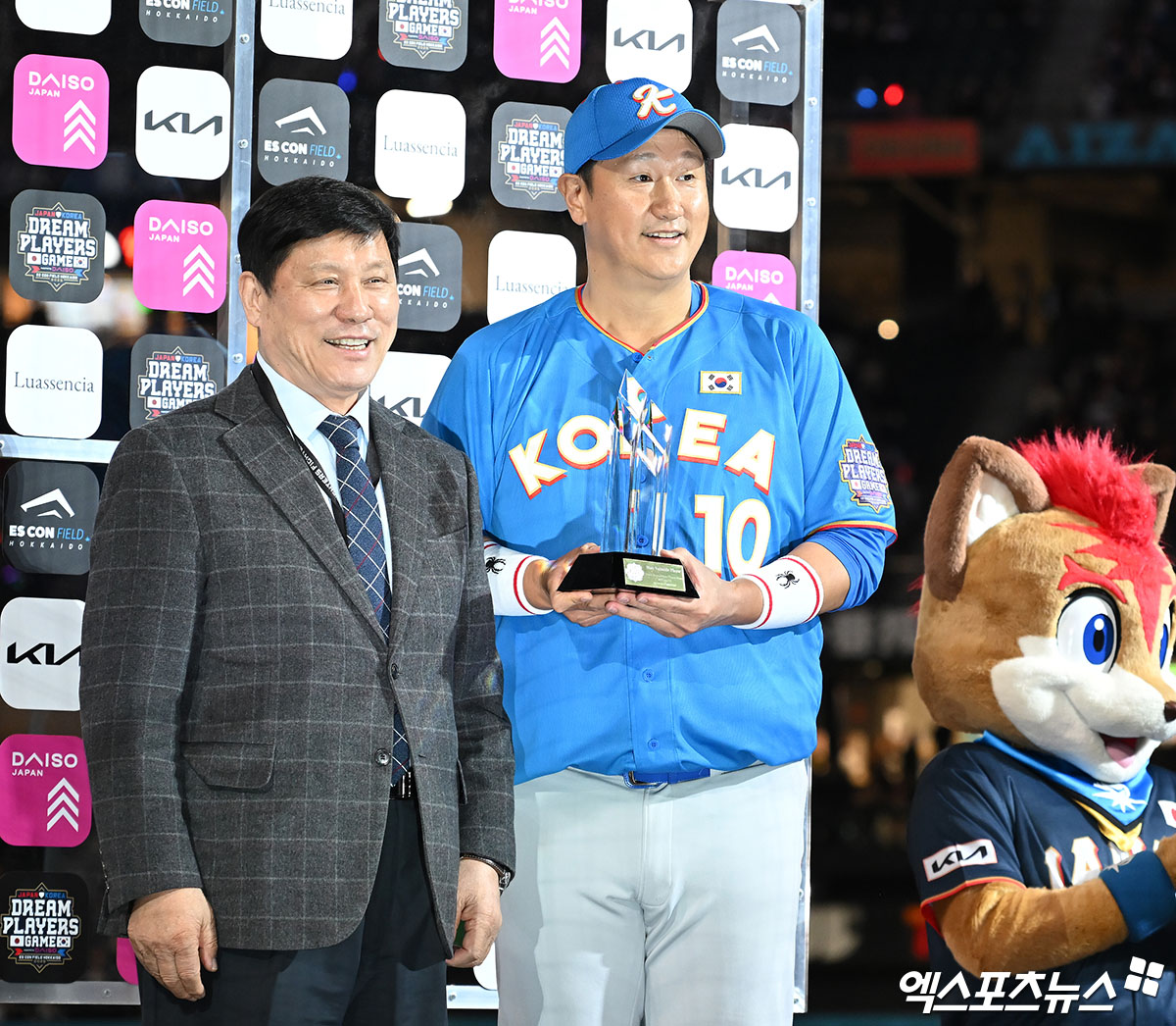 이대호가 2026년 KBO리그 무대를 처음 밟는 신인 선수들 앞에서 강사로 나섰다. 이대호는 14일 대전 유성구 컨벤션센터에서 열린 2026 KBO 신인 오리엔테이션에 참석, '선배와의 만남' 순서 때 단상에 올랐다. 그는 '놀고 싶은 마음을 잘 안다. 그러나 이겨내야 한다. 지금은 실력으로 보여주고, 실력이 안 되면 노력하고 있다는 걸 어필해야 한다'며 '어느 구단이 열심히 하는 선수를 쉽게 내치겠나. 내 또래 코치, 지도자들의 시각은 다 비슷하다. 오늘 여기 모인 130명 중 10명이라도 구단에서 그만하고 좀 쉬어라는 말을 들을 정도로 열심히 하길 바란다'고 돌직구를 던졌다. 사진공동취재단