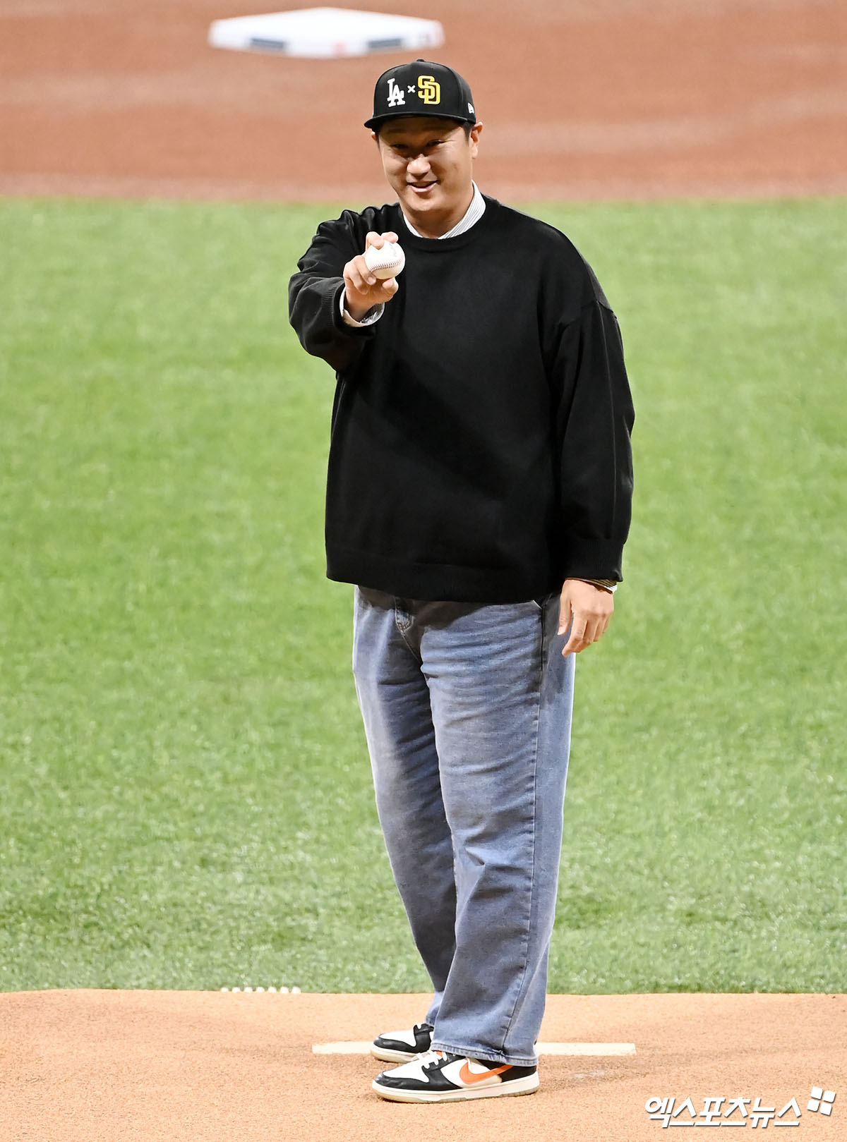 이대호가 2026년 KBO리그 무대를 처음 밟는 신인 선수들 앞에서 강사로 나섰다. 이대호는 14일 대전 유성구 컨벤션센터에서 열린 2026 KBO 신인 오리엔테이션에 참석, '선배와의 만남' 순서 때 단상에 올랐다. 그는 '놀고 싶은 마음을 잘 안다. 그러나 이겨내야 한다. 지금은 실력으로 보여주고, 실력이 안 되면 노력하고 있다는 걸 어필해야 한다'며 '어느 구단이 열심히 하는 선수를 쉽게 내치겠나. 내 또래 코치, 지도자들의 시각은 다 비슷하다. 오늘 여기 모인 130명 중 10명이라도 구단에서 그만하고 좀 쉬어라는 말을 들을 정도로 열심히 하길 바란다'고 돌직구를 던졌다. 엑스포츠뉴스DB