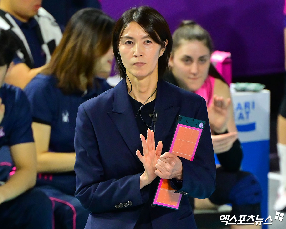 14일 오후 인천 부평구 삼산월드체육관 열린 '진에어 2025-2026 V-리그' 흥국생명과 한국도로공사의 경기, 흥국생명 요시하라 토모코 감독이 박수를 치고 있다. 인천, 김한준 기자