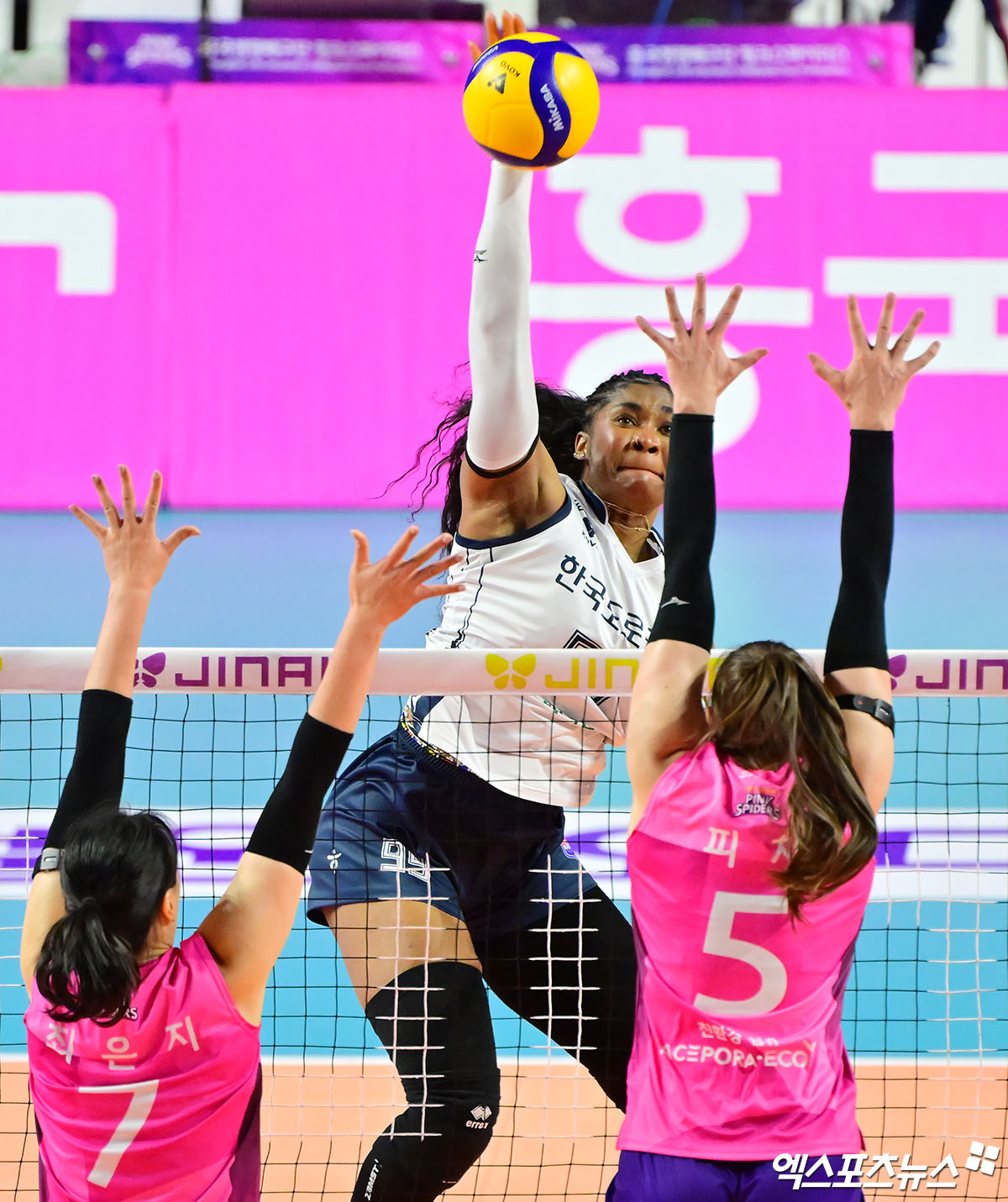 14일 오후 인천 부평구 삼산월드체육관 열린 '진에어 2025-2026 V-리그' 흥국생명과 한국도로공사의 경기, 도로공사 모마가 공격을 시도하고 있다. 인천, 김한준 기자