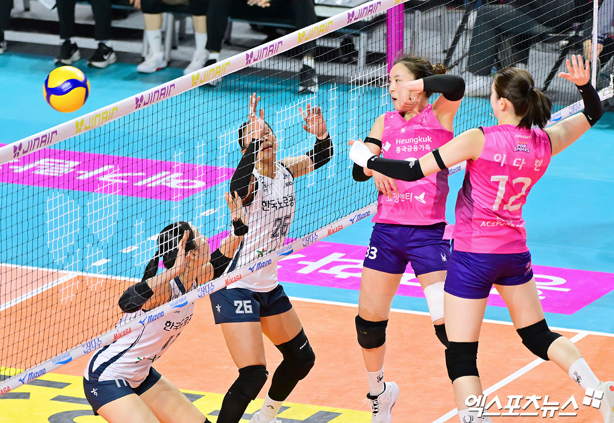 14일 오후 인천 부평구 삼산월드체육관 열린 '진에어 2025-2026 V-리그' 흥국생명과 한국도로공사의 경기, 흥국생명 이나연이 공격을 시도하고 있다. 인천, 김한준 기자