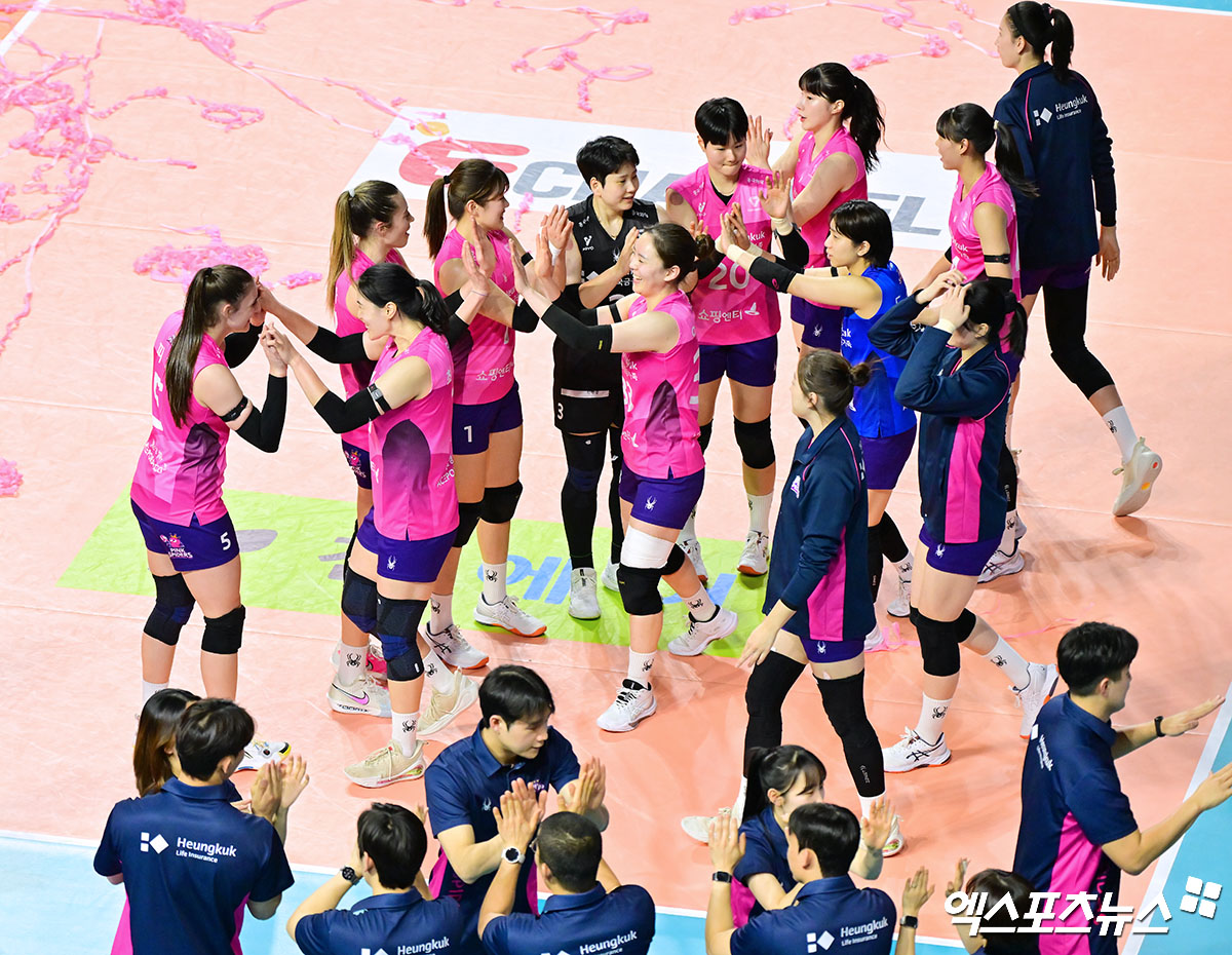 14일 오후 인천 부평구 삼산월드체육관 열린 '진에어 2025-2026 V-리그' 흥국생명과 한국도로공사의 경기, 흥국생명이 한국도로공사에 세트스코어 3:1(23-25, 25-22, 29-27, 25-16)로 승리했다.  이날 경기에서 승리한 흥국생명 선수들이 기뻐하고 있다. 인천, 김한준 기자