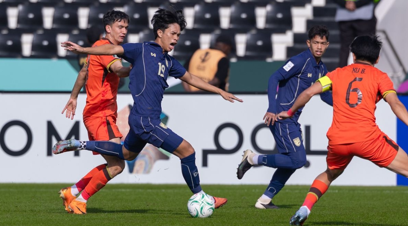 중국 23세 이하(U-23) 축구 국가대표팀은 14일(한국시간) 사우디아라비아 리야드에 위치한 알샤바브 스타디움에서 열린 태국과의 2026 아시아축구연맹(AFC) U-23 아시안컵 조별리그 D조 최종전에서 득점 없이 0-0 무승부를 거뒀다. 승리에 실패했지만 D조 2위로 8강 진출에 성공하면서 AFC U-23 아시안컵 역대 최초로 토너먼트 진출에 성공했다. 중국은 토너먼트 첫 경기에서 우즈베키스탄을 상대하고 한국은 중국을 밀어내고 D조 1위를 차지한 호주를 상대하게 됐다. AFC