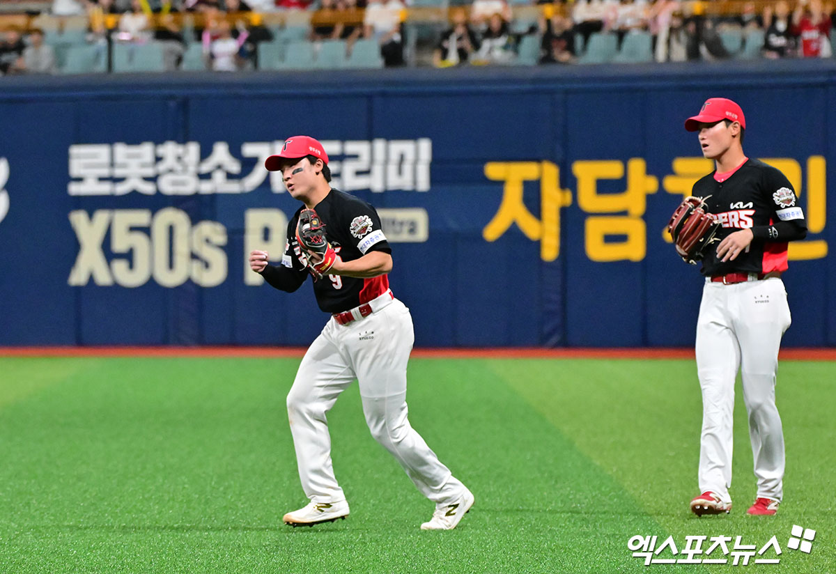 24일 오후 서울 구로구 고척스카이돔에서 열린 '2025 신한 SOL Bank KBO리그' KIA 타이거즈와 키움 히어로즈의 경기, 6회말 1사 1루 KIA 윤도현이 키움 송성문의 타구를 잡아내고 있다. 엑스포츠뉴스 DB