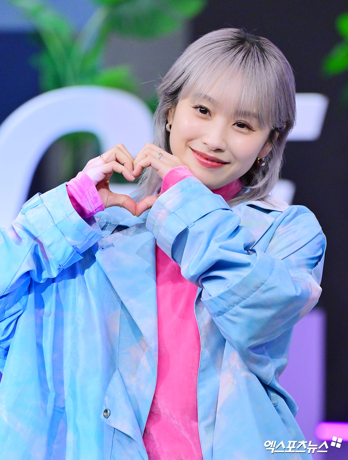 타카하시 아이가 포즈를 취하고 있다.