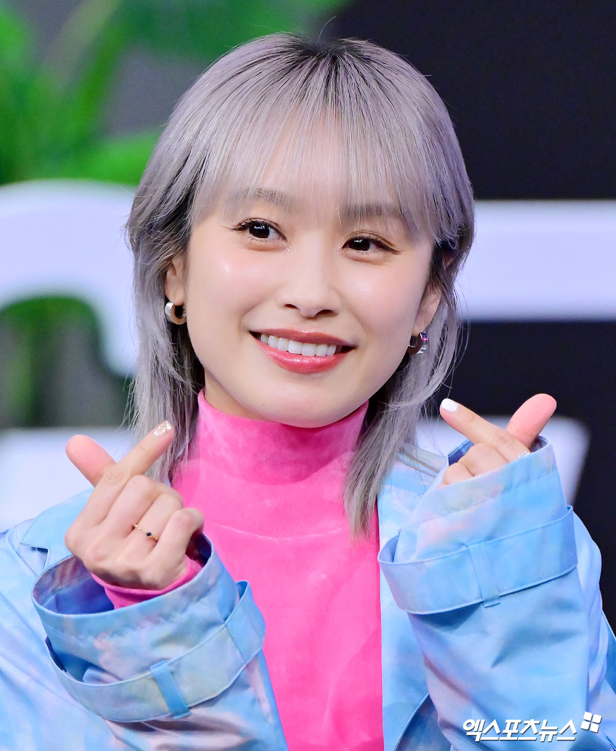 타카하시 아이가 포즈를 취하고 있다.