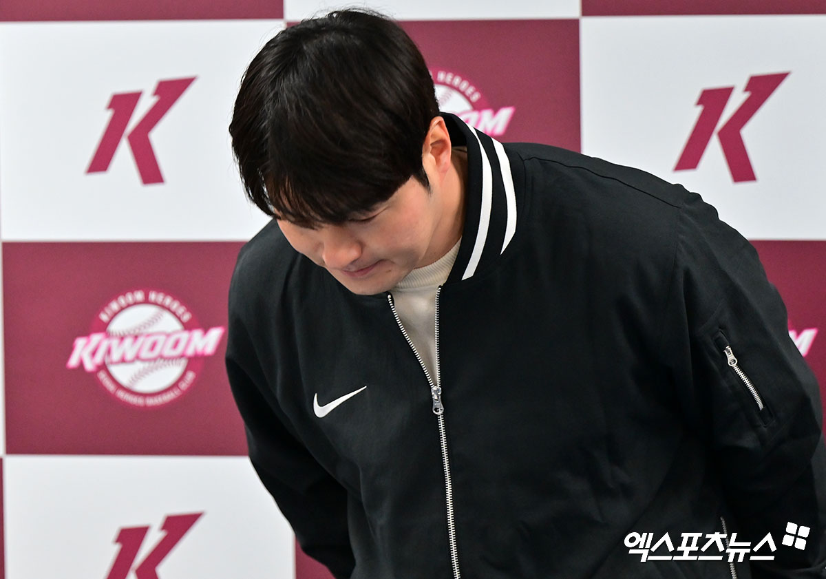 박병호 키움 히어로즈 잔류군 총괄코치가 15일 서울 고척스카이돔에서 열린 기자회견에 앞서 인사하고 있다. 사진 김한준 기자