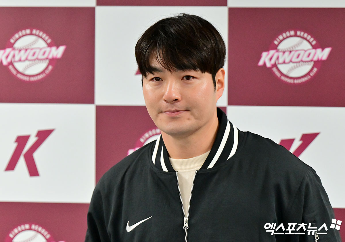 박병호 키움 히어로즈 잔류군 총괄코치가 15일 서울 고척스카이돔에서 열린 기자회견에 앞서 인사하고 있다. 사진 김한준 기자