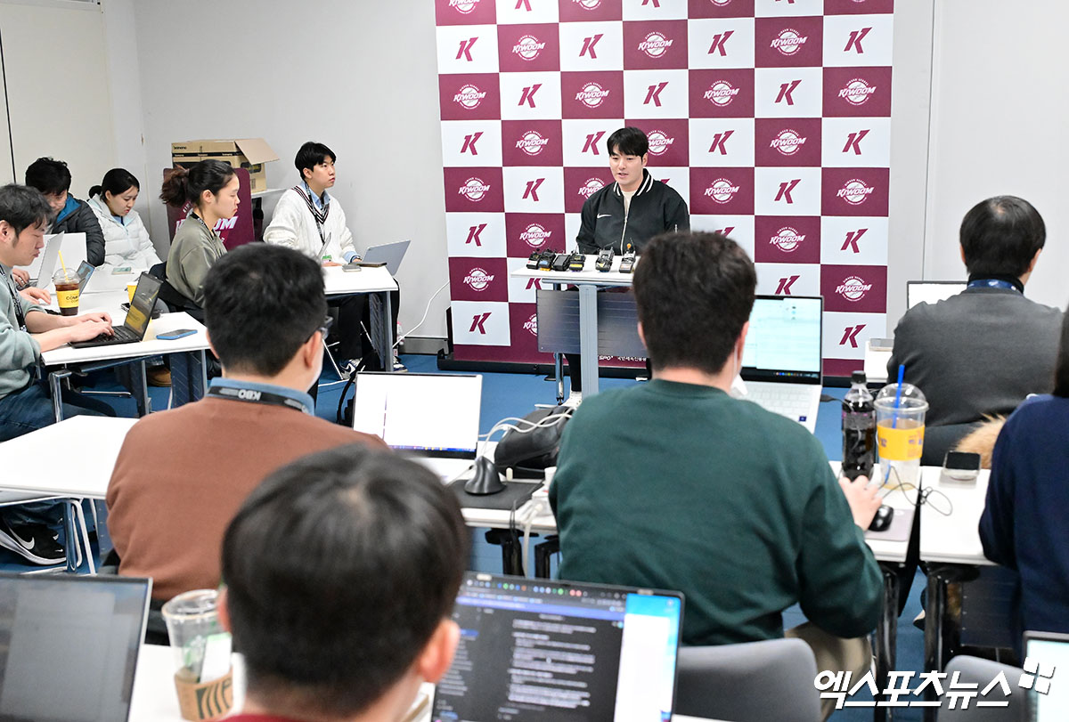 박병호 키움 히어로즈 잔류군 선임코치가 15일 서울 고척스카이돔에서 열린 기자회견에 참석해 은퇴 결정 배경과 지도자로 새 출발을 앞둔 각오를 밝혔다. 박병호는 '팬들께서 감사하게도 내가 1년이라도 키움에서 선수로 뛰면 좋겠다고 해주셨다. 나도 고민을 했다'며 '여기서 끝내는 게 맞는 것 같다. 그래도 키움에서 코치를 시작할 수 있어 의미가 있지 않을까 생각한다'고 설명했다. 또 '작년에 강민호, 최형우 선수와 우리의 미래에 대해 얘기한 적이 있다. 나도 선수 은퇴 후 해설가도 생각이 있었지만, 최종 목표는 지도자라고 생각했다. 하루빨리 시작하는 게 많은 공부, 경험이 되고 도움이 될 거라고 판단했다'고 강조했다. 고척, 김한준 기자