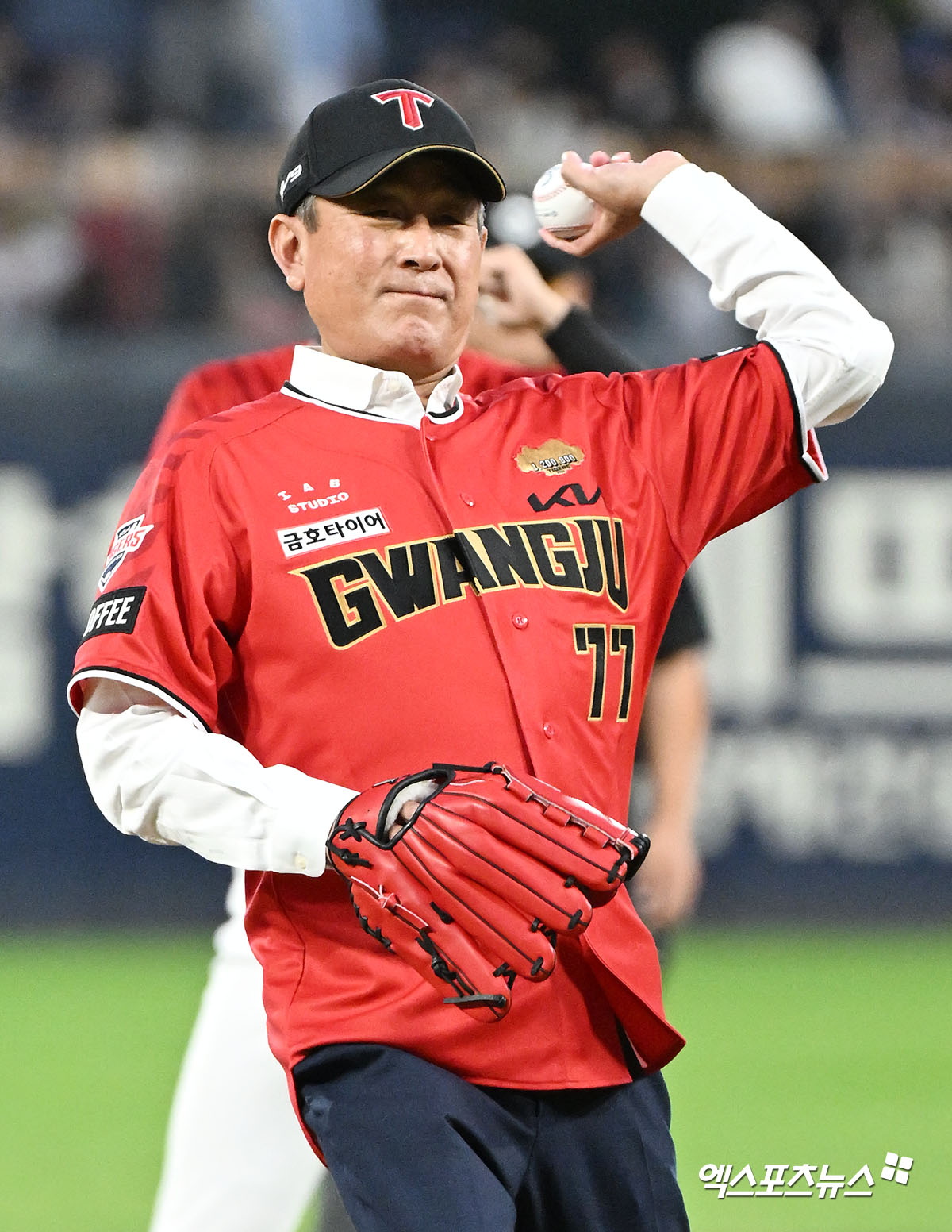 25일 오후 광주기아챔피언스필드에서 열린 '2024 신한 SOL Bank KBO리그' 롯데 자이언츠와 KIA 타이거즈의 경기, 경기 전 김기태 전 감독이 시구에 임하고 있다. 엑스포츠뉴스 DB